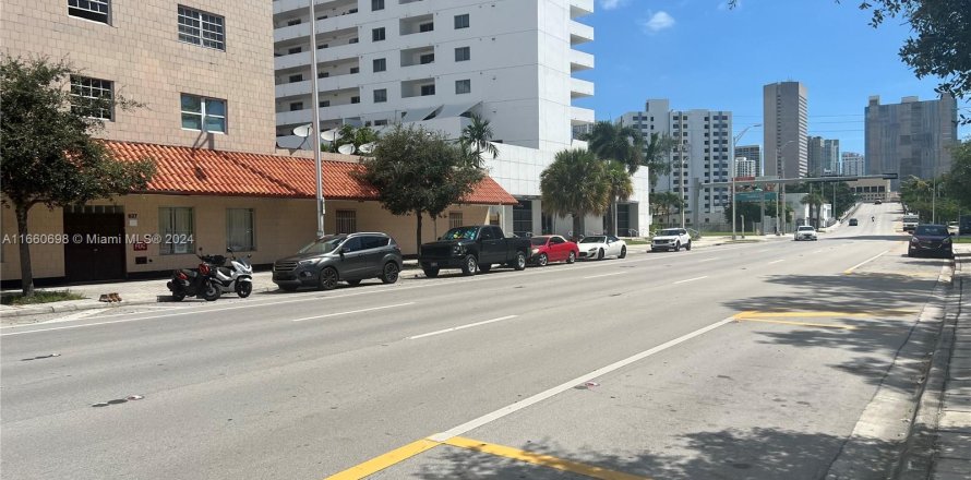 Commercial property in Miami, Florida № 1367324