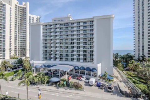 Studio in the Condo in Sunny Isles Beach, Florida  № 1400300 - photo 1