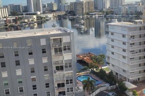 Condo in Hallandale Beach, Florida, 1 bedroom  № 1290502 - photo 4