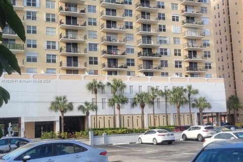 Condo in Hallandale Beach, Florida, 1 bedroom  № 1290502 - photo 2