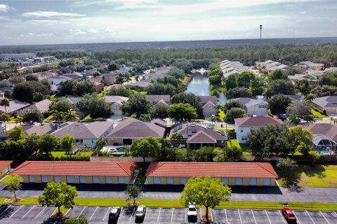 Commercial property in Naples, Florida № 1290501 - photo 10