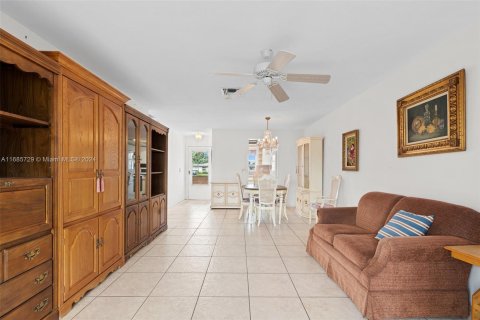 Condo in West Palm Beach, Florida, 2 bedrooms  № 1437669 - photo 4