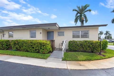 Condo in West Palm Beach, Florida, 2 bedrooms  № 1437669 - photo 1