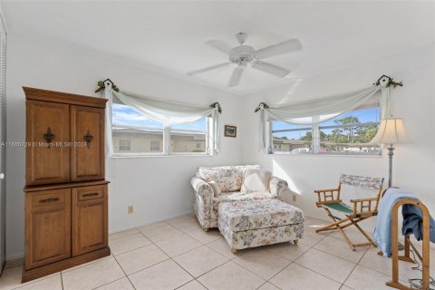 Condo in West Palm Beach, Florida, 2 bedrooms  № 1437669 - photo 11