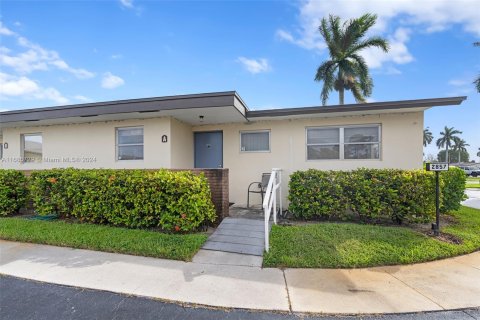 Condo in West Palm Beach, Florida, 2 bedrooms  № 1437669 - photo 16