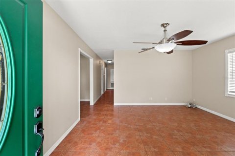 House in Tampa, Florida 3 bedrooms, 111.48 sq.m. № 1363806 - photo 3