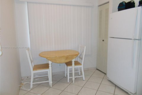 Condo in Pembroke Pines, Florida, 2 bedrooms  № 1208531 - photo 12