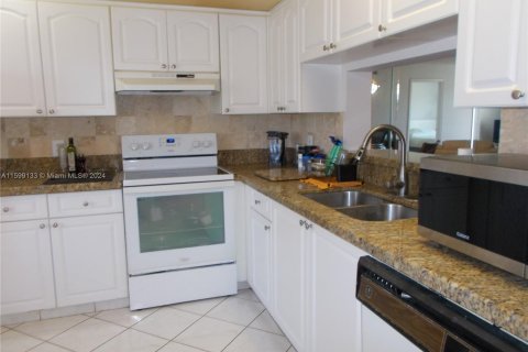 Condo in Pembroke Pines, Florida, 2 bedrooms  № 1208531 - photo 15