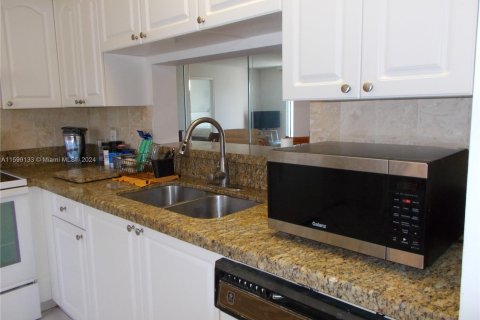 Condo in Pembroke Pines, Florida, 2 bedrooms  № 1208531 - photo 14