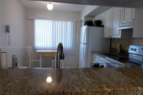 Condo in Pembroke Pines, Florida, 2 bedrooms  № 1208531 - photo 16