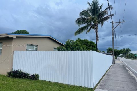 Casa en venta en Miami, Florida, 3 dormitorios, 140.75 m2 № 1367572 - foto 3