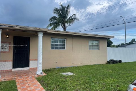 House in Miami, Florida 3 bedrooms, 140.75 sq.m. № 1367572 - photo 1