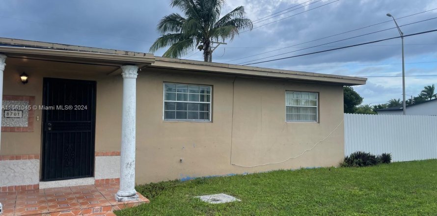 House in Miami, Florida 3 bedrooms, 140.75 sq.m. № 1367572