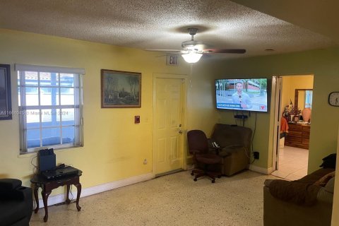 House in Miami, Florida 3 bedrooms, 140.75 sq.m. № 1367572 - photo 6