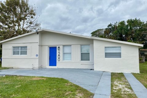House in Riviera Beach, Florida 4 bedrooms, 131.83 sq.m. № 1000415 - photo 1