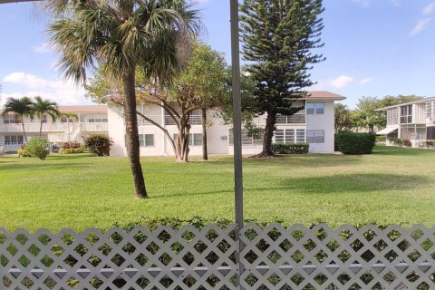Condo in West Palm Beach, Florida, 1 bedroom  № 5955 - photo 2