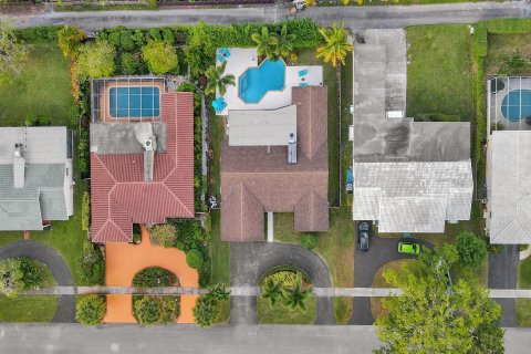 Casa en venta en Hollywood, Florida, 3 dormitorios, 179.3 m2 № 1179794 - foto 2