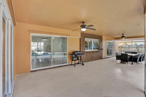 House in Hollywood, Florida 3 bedrooms, 179.3 sq.m. № 1179794 - photo 30