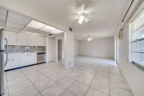 Condominio en venta en Pembroke Pines, Florida, 1 dormitorio, 88.91 m2 № 1007668 - foto 10