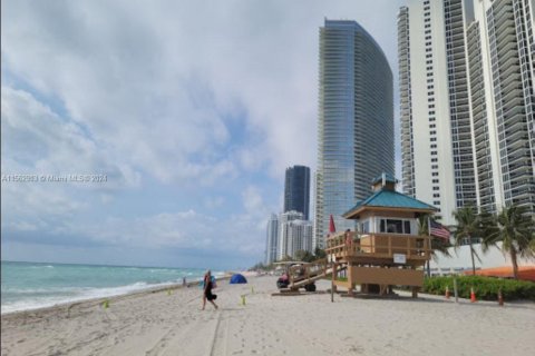 Condominio en venta en Sunny Isles Beach, Florida, 33.44 m2 № 1097355 - foto 20