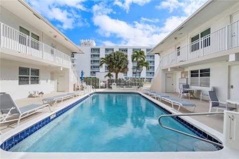 Condominio en venta en Lauderdale-by-the-Sea, Florida, 1 dormitorio, 59.46 m2 № 936104 - foto 20