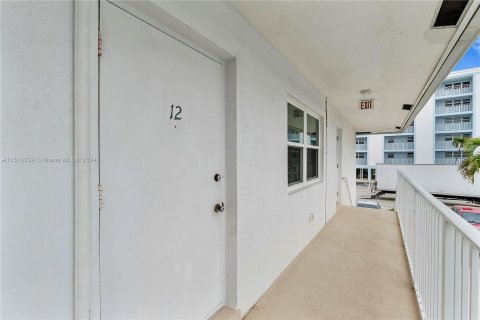 Condominio en venta en Lauderdale-by-the-Sea, Florida, 1 dormitorio, 59.46 m2 № 936104 - foto 2