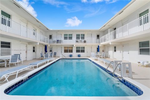 Condominio en venta en Lauderdale-by-the-Sea, Florida, 1 dormitorio, 59.46 m2 № 936104 - foto 1