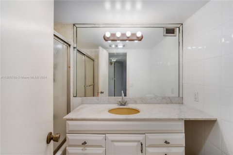 Condo in Aventura, Florida, 1 bedroom  № 1226223 - photo 13