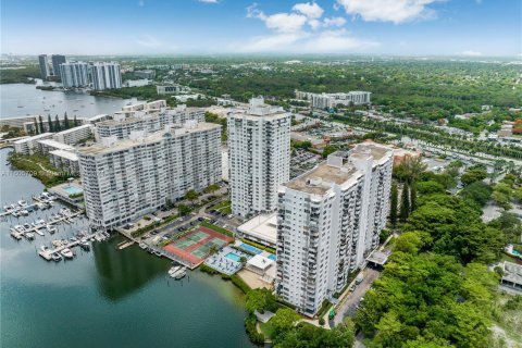 Condo in Aventura, Florida, 1 bedroom  № 1226223 - photo 1