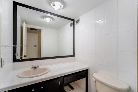 Condo in Aventura, Florida, 1 bedroom  № 1226223 - photo 15