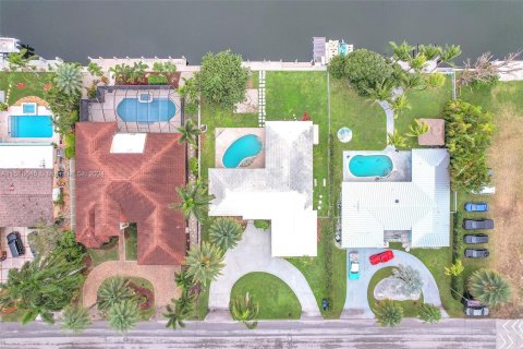 Casa en venta en Hallandale Beach, Florida, 4 dormitorios, 206.15 m2 № 962257 - foto 11
