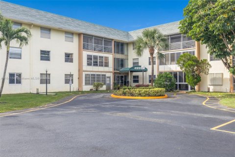 Copropriété à vendre à Tamarac, Floride: 2 chambres, 87.33 m2 № 1318905 - photo 1