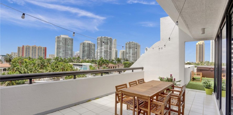 Condo in Sunny Isles Beach, Florida, 3 bedrooms  № 1293456