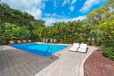 House in Miami, Florida 6 bedrooms, 250.65 sq.m. № 983843 - photo 13