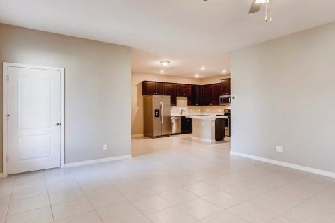 Townhouse in CELEBRATION POINTE in Fort Pierce, Florida 2 bedrooms, 116 sq.m. № 64133 - photo 3