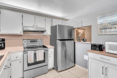 Condo in Sunrise, Florida, 1 bedroom  № 1223440 - photo 4