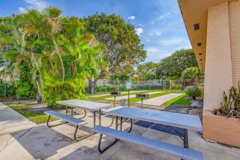 Condo in West Palm Beach, Florida, 1 bedroom  № 1009713 - photo 4