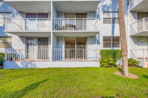 Condo in West Palm Beach, Florida, 1 bedroom  № 1009713 - photo 30