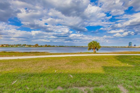 Condo in West Palm Beach, Florida, 1 bedroom  № 1009713 - photo 28