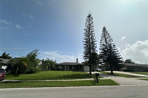 Casa en venta en Port St. Lucie, Florida, 3 dormitorios, 136.01 m2 № 749920 - foto 2