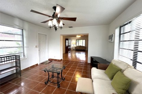 House in Miami, Florida 3 bedrooms, 114.92 sq.m. № 1365683 - photo 13