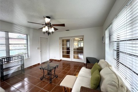 House in Miami, Florida 3 bedrooms, 114.92 sq.m. № 1365683 - photo 14