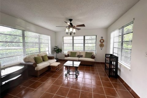 House in Miami, Florida 3 bedrooms, 114.92 sq.m. № 1365683 - photo 12