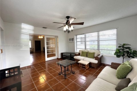 House in Miami, Florida 3 bedrooms, 114.92 sq.m. № 1365683 - photo 15