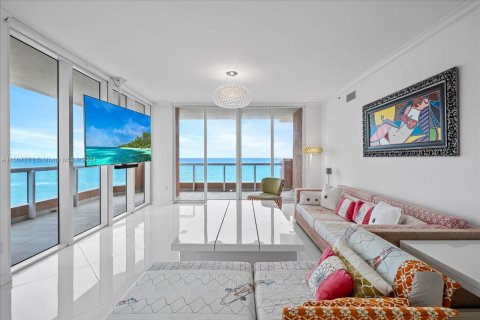 Apartamento en alquiler en Sunny Isles Beach, Florida, 3 dormitorios, 254.18 m2 № 929174 - foto 1