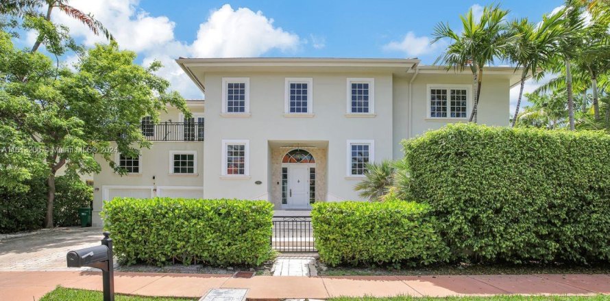 House in Key Biscayne, Florida 7 bedrooms, 513.56 sq.m. № 1269260