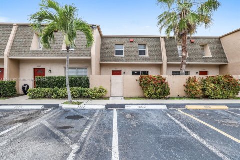 Townhouse in Pompano Beach, Florida 3 bedrooms, 120.77 sq.m. № 1007215 - photo 1