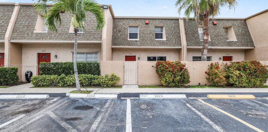 Townhouse in Pompano Beach, Florida 3 bedrooms, 120.77 sq.m. № 1007215