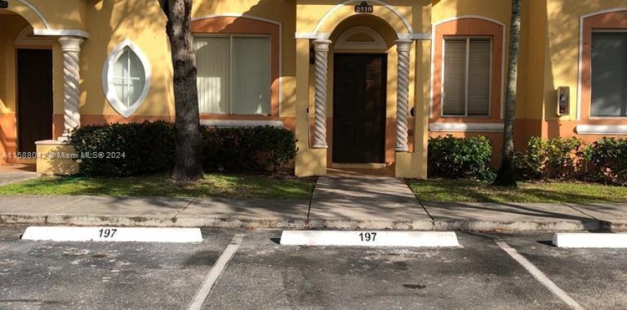 Townhouse in Homestead, Florida 3 bedrooms, 120.96 sq.m. № 1222964