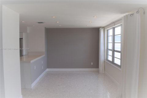 Condo in Bay Harbor Islands, Florida, 1 bedroom  № 1368897 - photo 13